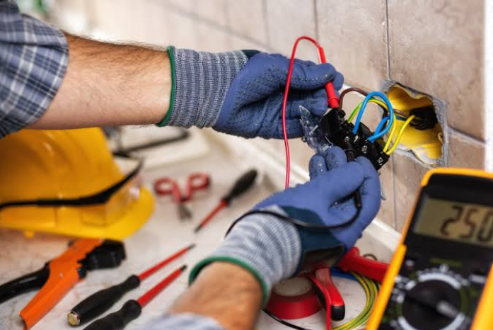 Why Should You Choose a Licensed Electrical Contractor for Residential and Commercial Projects?