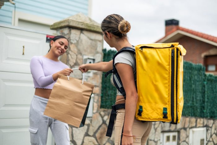 Third Party vs. In-House Food Delivery Services: A Franchisee's Guide